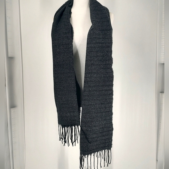 Steve Madden Unisex Grey Fringe Scarf 1 SFM - Picture 1 of 5